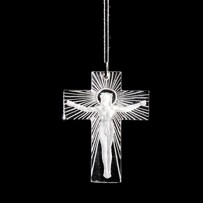 null LALIQUE (1860-1945)
Croix gravée, modèle créé le 13 février 1942
Pendentif....