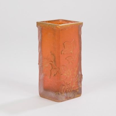 null DAUM Nancy 
Hellébores
Vase quadrangulaire. Épreuve en verre orangé à décor...