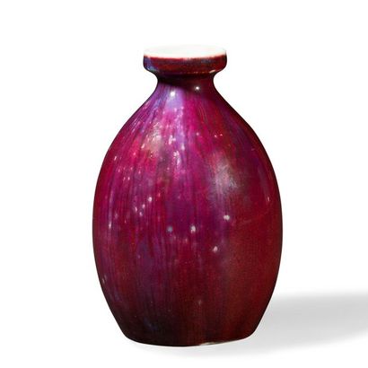 null MANUFACTURE NATIONALE de SÈVRES
Vase ovoïde à col étranglé et achevé en coupelle....