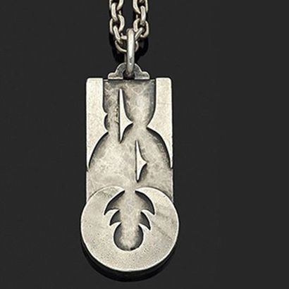 null Jean DESPRÉS (1889-1980)
Pendentif double face et chaîne en argent.
Décor en...