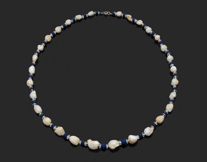 null Collier de perles de culture baroques scandées de billes de lapis-lazuli et...