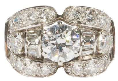 null Bague en platine, ornée d’un diamant pesant 2,14 cts épaulé de diamants calibrés,...