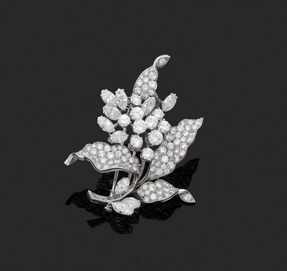 null BOUCHERON. Clip « Fleur » en platine, serti de diamants navettes et de taille...