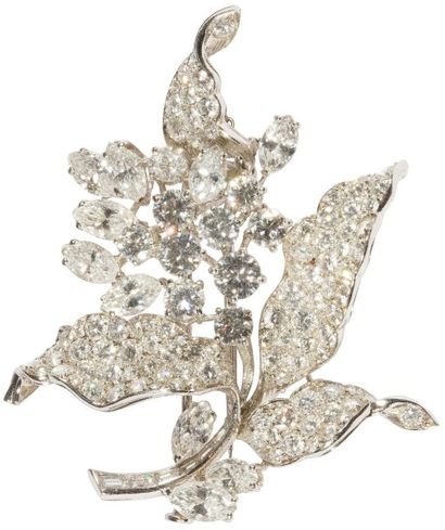 null BOUCHERON. Clip « Fleur » en platine, serti de diamants navettes et de taille...