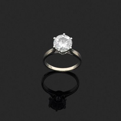 null Bague en or gris 18K (750‰) et platine, ornée d’un diamant de taille brillant...