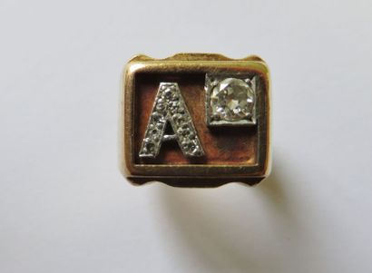 null Chevalière en or 18K (750‰) ornée d’un diamant de taille ancienne et d’un A...