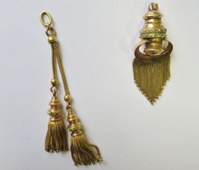 null Lot de deux pendentifs en or 18K (750‰), chacun terminé de floches. 
Poids brut...