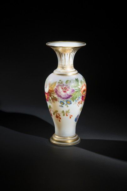 null Vase balustre en opaline à décor polychrome et or de fleurs et feuillages.
Milieu...