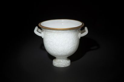 null Vase de forme Médicis en opaline à décor vermiculé, à deux anses et bordure...