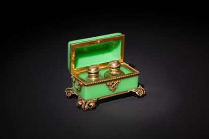 null Coffret à parfum en opaline verte à monture de métal doré.
XIXe siècle (accidents...