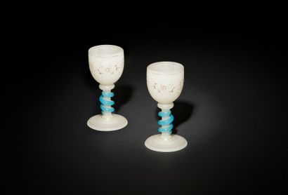 null Deux verres en verre opalin et teinté bleu à décor de rinceaux dorés (usures).
XIXee...
