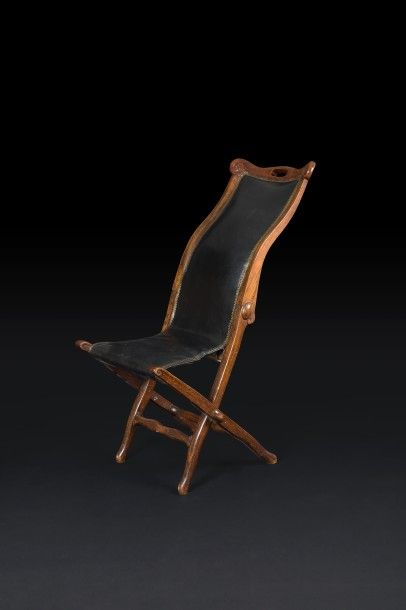null Chaise pliante en bois teinté et cuir noir, à piétement en X à entretoise et...