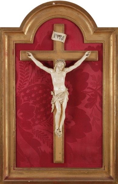 null Crucifix en ivoire sculpté dans un cadre en bois doré cintré dans le haut.
XIXe...