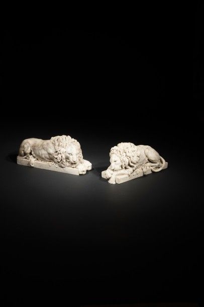 null Paire de lions de Lucerne d’après Thorvaldsen, en marbre sculpté, le revers...