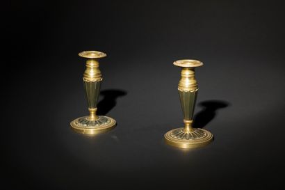 null Paire de flambeaux en bronze patiné et doré, à décor de velum.
XIXe siècle
H...