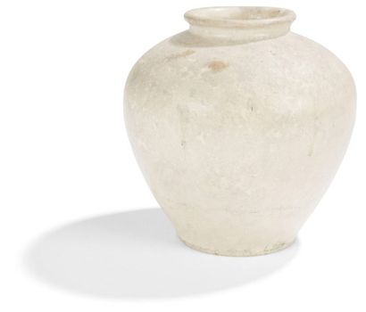 null CHINE - Époque TANG (618-907)
Pot en terre cuite émaillée beige. Hauteur : 14...