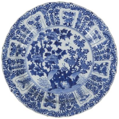 null CHINE - Époque KANGXI (1662 - 1722)
Assiette en porcelaine décorée en bleu sous...
