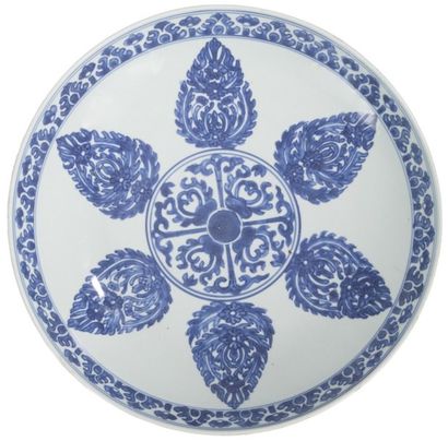 null CHINE - Époque KANGXI (1662 - 1722)
Coupe en porcelaine bleu blanc à décor d’un...
