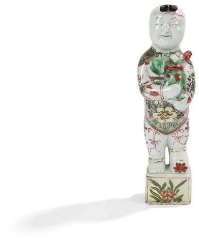 null CHINE - Époque KANGXI (1662 - 1722) 
Statuette de hehe debout portant un vase...