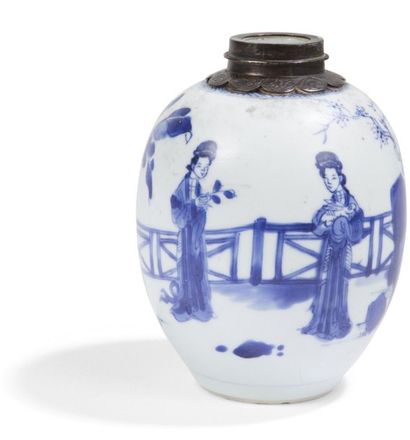 null CHINE - Époque KANGXI (1662 - 1722)
Petit pot balustre en porcelaine décorée...