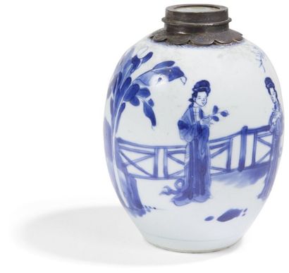 null CHINE - Époque KANGXI (1662 - 1722)
Petit pot balustre en porcelaine décorée...