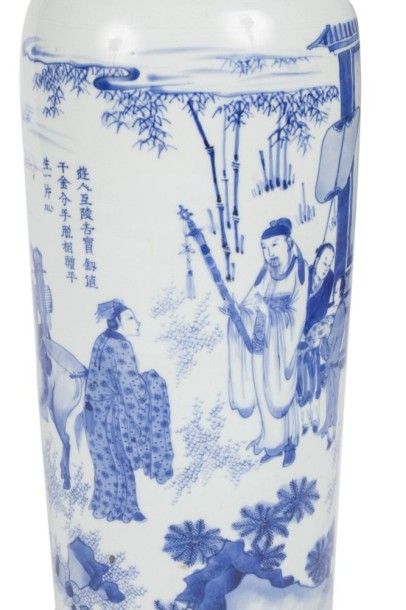  CHINE - Période Transition, XVIIe siècle Vase rouleau en porcelaine décorée en bleu...