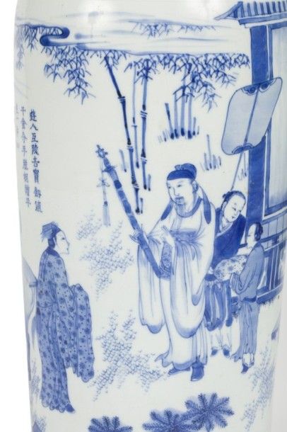  CHINE - Période Transition, XVIIe siècle Vase rouleau en porcelaine décorée en bleu...