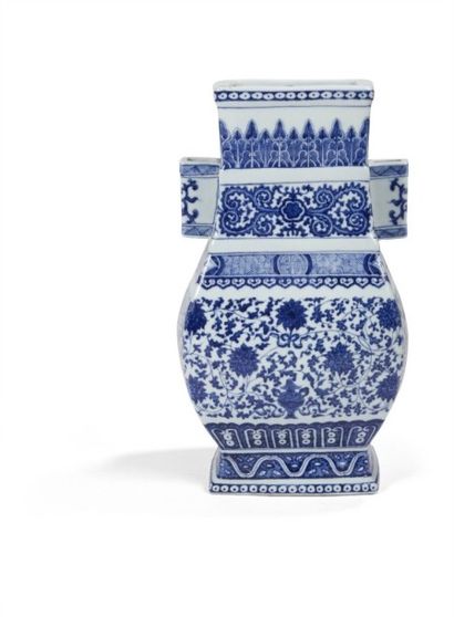 null CHINE 
Vase de forme «fanghu» en porcelaine décorée en bleu sous couverte de...