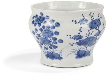 null CHINE - XVIIIe siècle
Pot de forme balustre en porcelaine décorée en bleu sous...