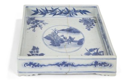 null CHINE - XIXe siècle
Plateau de forme carrée en porcelaine décorée en bleu sous...