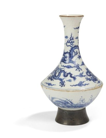 null CHINE - XIXe siècle
Vase à panse basse en porcelaine tendre décorée en bleu...
