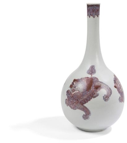 null CHINE - XIXe siècle
Vase de forme bouteille en porcelaine décorée en rouge et...