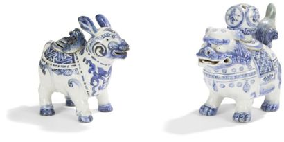 null CHINE - XIXe siècle
Deux brûle-parfums en porcelaine décorée en bleu sous couverte,...