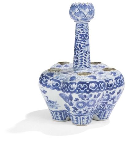 null CHINE - XIXe siècle
Tulipier en porcelaine décorée en bleu sous couverte de...