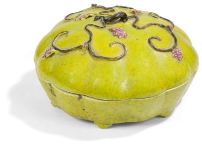 null CHINE - XIXe siècle
Boîte à compartiments en forme de cucurbitacée en porcelaine...