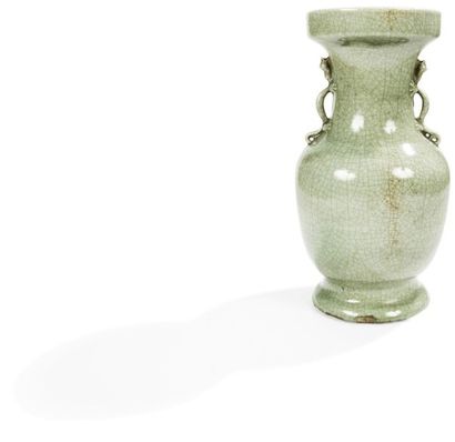 null CHINE - XIXe siècle
Vase de forme balustre en grès émaillé céladon craquelé,...