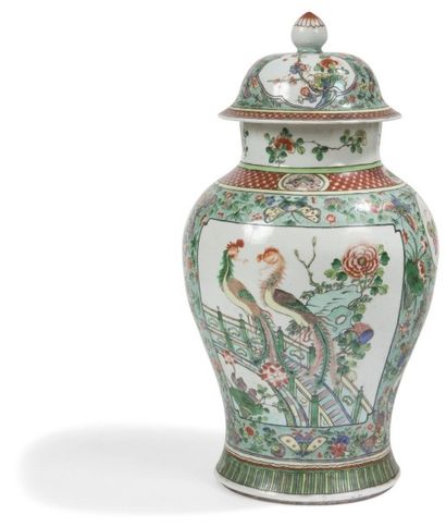 null CHINE - XIXe siècle
Potiche de forme balustre en porcelaine décorée en émaux...