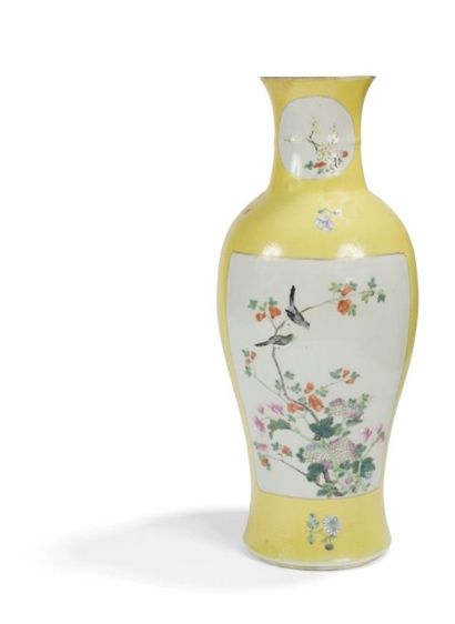 null CHINE - XIXe siècle
Vase balustre en porcelaine décorée en émaux polychromes...