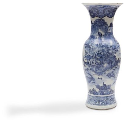 null CHINE - XIXe siècle
Vase de forme balustre à col évasé en porcelaine décorée...