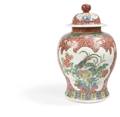 null CHINE - XIXe siècle
Potiche couverte de forme balustre en porcelaine décorée...