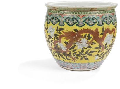 null CHINE - Fin XIXe siècle
Grande vasque à poissons en porcelaine émaillée polychrome...