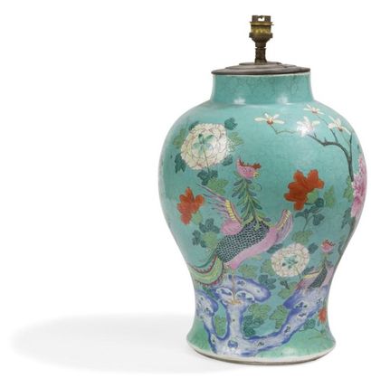 null CHINE - Fin XIXe siècle
Potiche de forme balustre en porcelaine décorée en émaux...