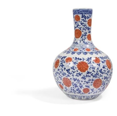 null CHINE - Début XXe siècle
Vase de forme «tianqiuping» (sphère céleste) en porcelaine...