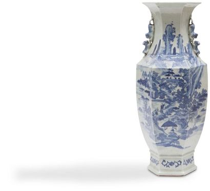 null CHINE, Canton - XIXe siècle
Vase de forme hexagonale en porcelaine décorée en...