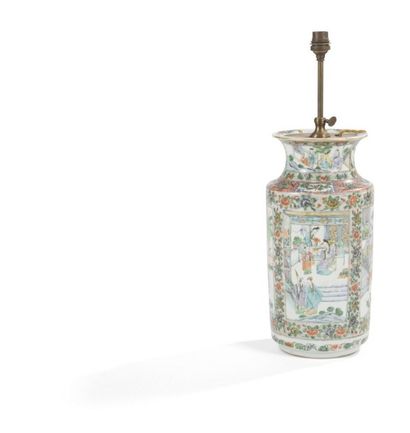 null CHINE, Canton - Fin XIXe siècle
Vase de forme cylindrique en porcelaine décorée...