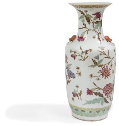 null CHINE, Canton - Fin XIXe siècle
Vase de forme cylindrique à col évasé en porcelaine...
