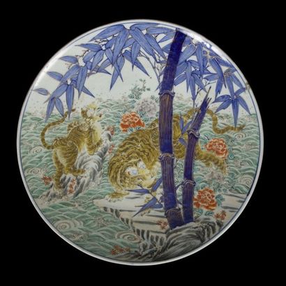 null JAPON, Imari - Époque MEIJI (1868 - 1912)
Grand plat en porcelaine décorée en...