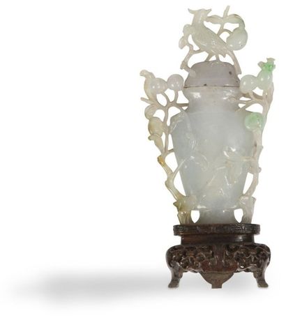 null CHINE - Début XXe siècle
Petit vase couvert en jadéite vert pomme sculpté et...