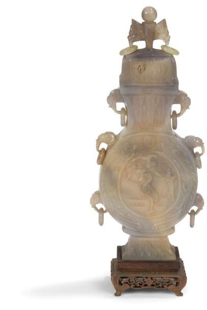null CHINE - Début XXe siècle
Vase de forme plate en agate grise à décor sculpté...