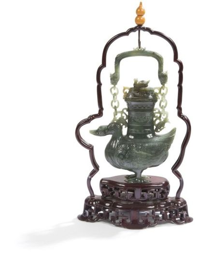 null CHINE - Milieu XXe siècle
Vase suspendu en néphrite verte en forme de canard...